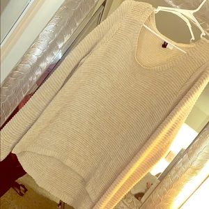 Medium loose Knotted top